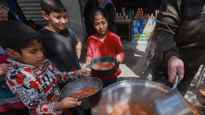 TOPSHOT - Palestinian children receive cooked food rations as part of a volunteer youth initiative in Rafah in the southern Gaza Strip, on March 5, 2024, amid widespread hunger in the besieged Palestinian territory as the conflict between Israel and the Palestinian militant group Hamas continues. (Photo by MOHAMMED ABED / AFP) TOPSHOT - Palestinian children receive cooked food rations as part of a volunteer youth initiative in Rafah in the southern Gaza Strip, on March 5, 2024, amid widespread hunger in the besieged Palestinian territory as the conflict between Israel and the Palestinian militant group Hamas continues. (Photo by MOHAMMED ABED / AFP)