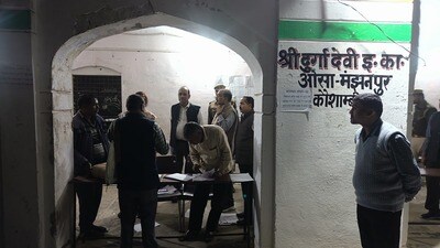 U.P. Board officials in Kaushambi (HT Photo)