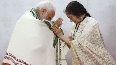 PM Modi shared photos after meeting Vyjayanthimala.