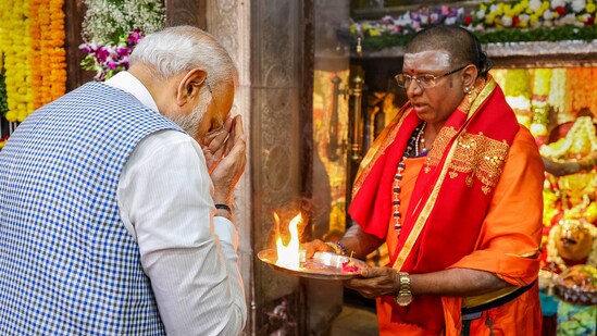 Prime Minister Narendra Modi on Tuesday offered prayers at Ujjaini Mahankali temple in Secunderabad, Telangana.&nbsp;(PTI)