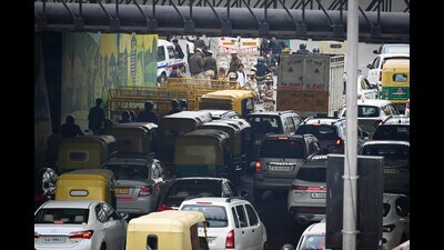Delhi Police personnel set up barricades near New Delhi Railway Station to check vehicles. (Sanchit Khanna) Delhi Police personnel set up barricades near New Delhi Railway Station to check vehicles. (Sanchit Khanna)