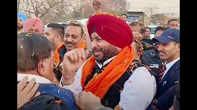 Member Parliament Ravneet Bittu and other congress leaders were showered with flowers by party workers after coming out of jail on bail in Ludhiana on Wednesday. (HT Photo) Member Parliament Ravneet Bittu and other congress leaders were showered with flowers by party workers after coming out of jail on bail in Ludhiana on Wednesday. (HT Photo)