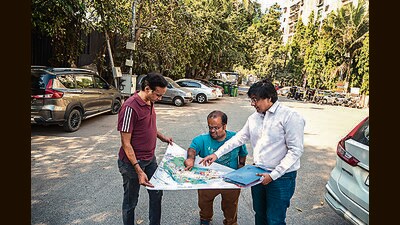 Members of Mumbai March at an incomplete DP road. Citizens are identifying DP roads across city and requesting the BMC to resolve the bottleneck in Mumbai. (Satish Bate/ Hindustan Times) Members of Mumbai March at an incomplete DP road. Citizens are identifying DP roads across city and requesting the BMC to resolve the bottleneck in Mumbai. (Satish Bate/ Hindustan Times)