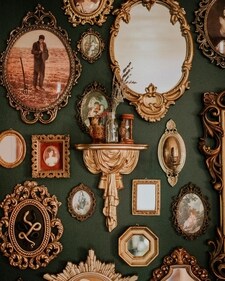 A unique blend of mirrors and frames (Instagram)