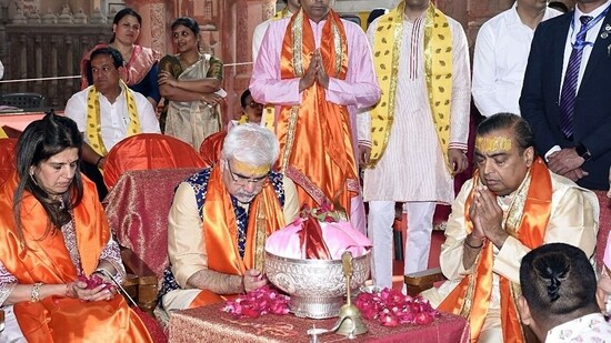 Paparazzi videos show Mukesh Ambani seeking blessings from his mother, accompanied by Radhika's parents, Viren and Shaila Merchant.&nbsp;