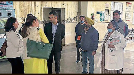 SDM inspects health services at Civil Hospital in Ludhiana on Wednesday, March 06, 2024. (HT Photo)
