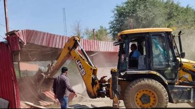 A team from MCG demolished the illegal encroachments on the Gurugram-Faridabad road near Bandhwari village in Gurugram on Wednesday. (HT Photo) A team from MCG demolished the illegal encroachments on the Gurugram-Faridabad road near Bandhwari village in Gurugram on Wednesday. (HT Photo)
