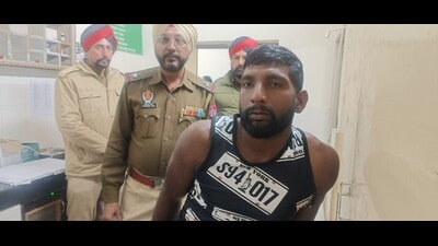 Accused Vikas received a bullet injury in his thigh and was admitted to a local hospital, while his accomplice Akashdeep Singh was apprehended. (HT)