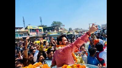 Anurag Thakur taking a selfie with his supporters in Varanasi on Thursday (HT phpto)