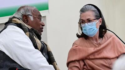Congress chief Mallikarjun Kharge and party leader Sonia Gandhi during the party’s CEC meeting on Thursday. (Vipin Kumar/HT) Congress chief Mallikarjun Kharge and party leader Sonia Gandhi during the party’s CEC meeting on Thursday. (Vipin Kumar/HT)