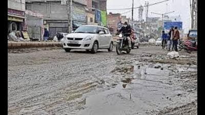 Ludhiana DC said that work to upgrade Ludhiana-Rahon road (length 11.43 km) was initiated on December 30, 2013. (HT File Photo)