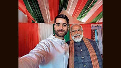 Prime Minister Narendra Modi poses for a selfie with Kashmiri youth Nazim Nazeer at Bakshi Stadium in Srinagar on Thursday. (Photo:X) Prime Minister Narendra Modi poses for a selfie with Kashmiri youth Nazim Nazeer at Bakshi Stadium in Srinagar on Thursday. (Photo:X)