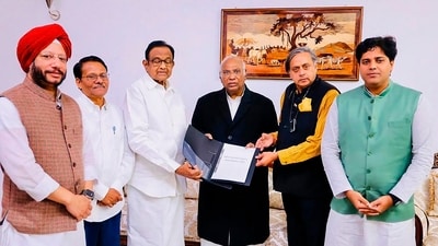 Congress President Mallikarjun Kharge receives the party's draft manifesto for the 2024 Lok Sabha elections by the Congress Manifesto Committee. Congress President Mallikarjun Kharge receives the party's draft manifesto for the 2024 Lok Sabha elections by the Congress Manifesto Committee.