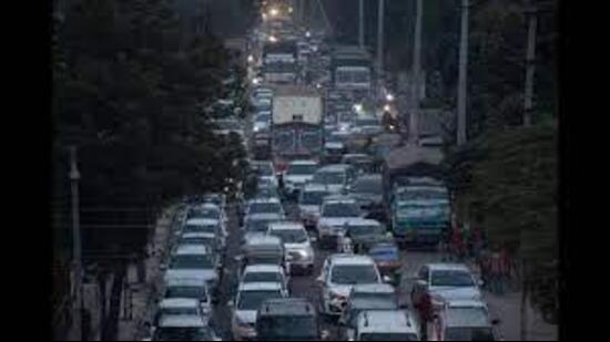 Locals say that despite numerous complaints, the traffic police have failed to control the traffic flow in the area. (HT File Photo/ For reference)