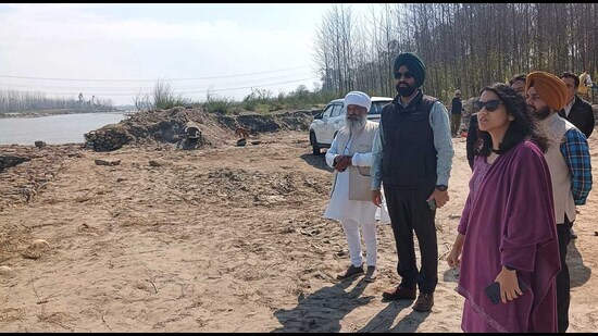 Ludhiana DC Sakshi Sawhney takes stock of flood protection works in areas along with Sutlej in Ludhiana on Thursday, March 07, 2024. (HT Photo)