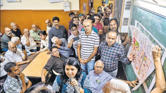 Mumbai, India - March 6, 2024: BMC and their consultants are giving an official presentation to Khar residence on proposed a flyover from SantaCruz East to West in Mumbai, India, on Wednesday, March 6, 2024. (Photo by Satish Bate/ Hindustan Times) (Hindustan Times)