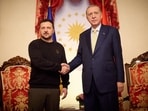 Ukrainian President Volodymyr Zelensky (L) shaking hands with Turkish President Recep Tayyip Erdogan (R) 