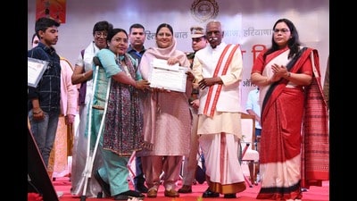 Haryana governor Bandaru Dattatraya honoured women achievers on International Women's Day. He said women have carved out their distinct identities across all fields today. He urged parents to prioritise the education of their daughters, enabling them to contribute significantly to their homes, communities, and the nation through their educational endeavours. (Sant Arora /HT) Haryana governor Bandaru Dattatraya honoured women achievers on International Women's Day. He said women have carved out their distinct identities across all fields today. He urged parents to prioritise the education of their daughters, enabling them to contribute significantly to their homes, communities, and the nation through their educational endeavours. (Sant Arora /HT)