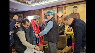 National Conference vice-president Omar Abduallah welcoming former Baramullah MLA Javeed Hussain Baig into the party fold. (HT File) National Conference vice-president Omar Abduallah welcoming former Baramullah MLA Javeed Hussain Baig into the party fold. (HT File)