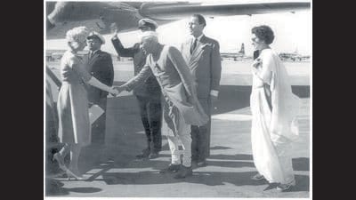 Prime Minister Jawaharlal Nehru and his daughter, Indira Gandhi, receive Queen Elizabeth II at the Palam Airport on March 2, 1961. (HT Archive) Prime Minister Jawaharlal Nehru and his daughter, Indira Gandhi, receive Queen Elizabeth II at the Palam Airport on March 2, 1961. (HT Archive)