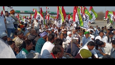 The Hisar police on Friday stopped farmers, who had started a foot march from Hisar to Delhi. The police stopped farmers near Chikanwas village in Hisar and detained nearly a dozen farmer leaders. (HT Photo) The Hisar police on Friday stopped farmers, who had started a foot march from Hisar to Delhi. The police stopped farmers near Chikanwas village in Hisar and detained nearly a dozen farmer leaders. (HT Photo)