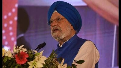 Union petroleum minister Hardeep Singh Puri addressing an event in Gorakhpur on March 8. (HT photo)