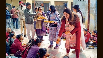 With kinnow season reaching its fag end, there are complaints of supply of rotten fruits. In January this year, Punjab introduced bananas in the mid-day meal scheme for nearly 19 lakh students studying in 19,120 government schools across the state. (HT File)