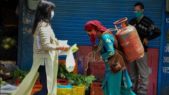 As of now, a 14.2 kg cooking gas cylinder is priced at ₹903 per unit in Delhi, which will be reduced to ₹803. (PTI file photo)