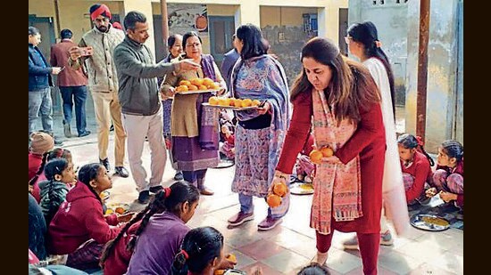 With kinnow season reaching its fag end, there are complaints of supply of rotten fruits. In January this year, Punjab introduced bananas in the mid-day meal scheme for nearly 19 lakh students studying in 19,120 government schools across the state. (HT File)