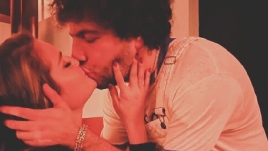 Selena Gomez kisses Benny Blanco in a new picture