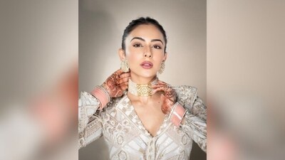 Her glam make-up included nude eyeshadow, mascaraed lashes, winged eyeliner, kohl eyes, blushed cheeks, luminous highlighter and a shade of glossy pink lipstick that enhanced her natural beauty. (Instagram/@rakulpreet) Her glam make-up included nude eyeshadow, mascaraed lashes, winged eyeliner, kohl eyes, blushed cheeks, luminous highlighter and a shade of glossy pink lipstick that enhanced her natural beauty. (Instagram/@rakulpreet)