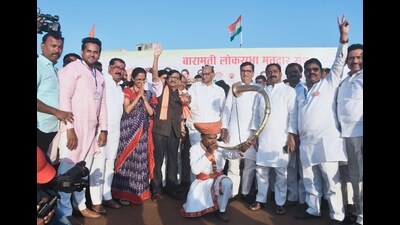 At Bhor, Pawar senior also praised Congress leader Sangram Thopte saying the latter will always get Pawar’s support. (HT PHOTO) At Bhor, Pawar senior also praised Congress leader Sangram Thopte saying the latter will always get Pawar’s support. (HT PHOTO)