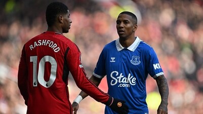 Everton's English defender #18 Ashley Young (R) gestures to Manchester United's English striker #10 Marcus Rashford (L) during the English Premier League football match (AFP) Everton's English defender #18 Ashley Young (R) gestures to Manchester United's English striker #10 Marcus Rashford (L) during the English Premier League football match (AFP)