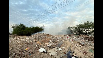 Garbage burns in Sushant Lok-2 beside Golf Course Extension Road in Gurugram on Wednesday. (Parveen Kumar/HT Photo) Garbage burns in Sushant Lok-2 beside Golf Course Extension Road in Gurugram on Wednesday. (Parveen Kumar/HT Photo)