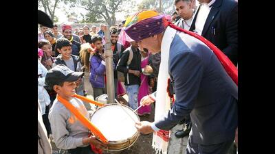 Himachal Pradesh chief minister Sukhvinder Singh Sukhu trying his hands at playing a traditional drum on Maha Shivratri at Baijnath in Kangra. (ANI Photo) Himachal Pradesh chief minister Sukhvinder Singh Sukhu trying his hands at playing a traditional drum on Maha Shivratri at Baijnath in Kangra. (ANI Photo)