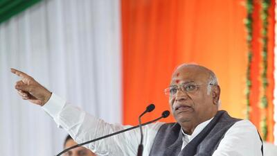 Mumbai: Congress President Mallikarjun Kharge addresses party workers at a programme, in Mumbai, Friday, Sept. 1, 2023. (PTI Photo)(PTI09_01_2023_000336A) (PTI) Mumbai: Congress President Mallikarjun Kharge addresses party workers at a programme, in Mumbai, Friday, Sept. 1, 2023. (PTI Photo)(PTI09_01_2023_000336A) (PTI)