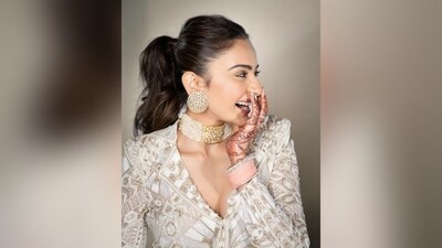 With the help of hairstylist Aliya Shaik, Rakul styled her luscious locks into a messy top ponytail that perfectly complemented her gorgeous ethnic look. (Instagram/@rakulpreet) With the help of hairstylist Aliya Shaik, Rakul styled her luscious locks into a messy top ponytail that perfectly complemented her gorgeous ethnic look. (Instagram/@rakulpreet)