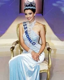 Yukta Mookhey in an ice blue halter neck gown crowned Miss World in 1999 (Pinterest) Yukta Mookhey in an ice blue halter neck gown crowned Miss World in 1999 (Pinterest)
