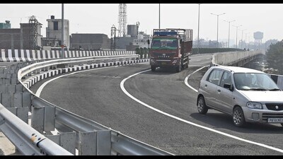 Elevated road from bus stand to Bharat Nagar Chowk in Ludhiana. (HT File Photo)