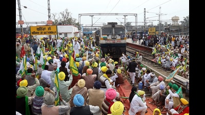 Farmers block railway tracks during a protest to demand minimum crop prices at Bathinda Railway Station, on Sunday. (Sanjeev Kumar/HT) Farmers block railway tracks during a protest to demand minimum crop prices at Bathinda Railway Station, on Sunday. (Sanjeev Kumar/HT)