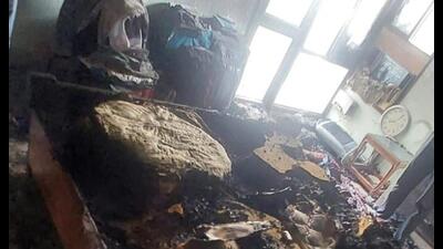Gurugram fire department officials said that they had received a fire alert at 11.19pm on Saturday after which two tenders were sent to the spot from Sector-29 fire station. A senior fire department official said that one of the three bedrooms of the flat was completely burnt. (HT Photo)