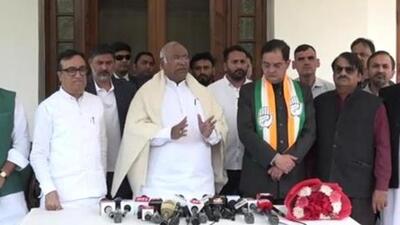 Hisar MP Bijendra Singh joined Congress in presence of party chief Mallikarjun Kharge (Twitter Photo) Hisar MP Bijendra Singh joined Congress in presence of party chief Mallikarjun Kharge (Twitter Photo)