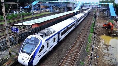 Mumbai, India - September 09, 2022: Vande Bharat Express train crossing Vile Parle railway station during its trial run, at Vile Parle, in Mumbai, India, on Friday, September 09, 2022. (Photo by Vijay Bate/HT Photo) (HT PHOTO) Mumbai, India - September 09, 2022: Vande Bharat Express train crossing Vile Parle railway station during its trial run, at Vile Parle, in Mumbai, India, on Friday, September 09, 2022. (Photo by Vijay Bate/HT Photo) (HT PHOTO)