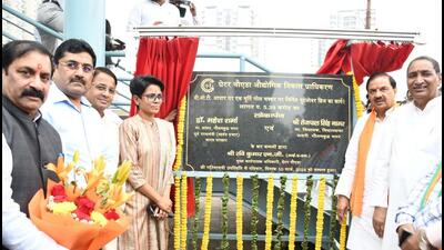 Parliamentarian Mahesh Sharma inaugurated Greater Noida West’s first ever foot over bridge on the 130 Metre Road. (Ht Photo) Parliamentarian Mahesh Sharma inaugurated Greater Noida West’s first ever foot over bridge on the 130 Metre Road. (Ht Photo)