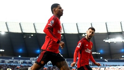 Manchester United's Marcus Rashford celebrates a goal with Bruno Fernandes. (REUTERS)