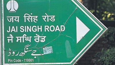 A file photo of the signage on Jai Singh Road. In Gurmukhi, the road’s name is spelled as “Jai Saghi Road” (Arvind Yadav/HT Photo)