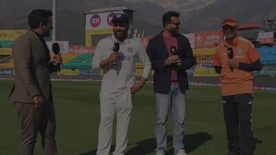 Rohit Sharma and Rahul Dravid discuss about Kuldeep Yadav's potential batting promotion Rohit Sharma and Rahul Dravid discuss about Kuldeep Yadav's potential batting promotion