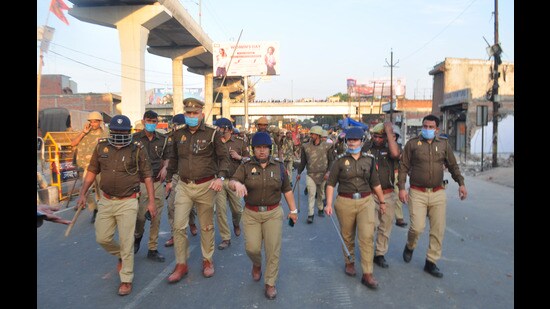Police taking out march in Akbar Nagar of Lucknow on Sunday (HT photo)