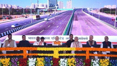PM Narendra Modi, Cabinet Minister Nitin Gadkari, Governor Bandaru Dattatreya, Chief Minister Manohar Lal during THE inauguration of the Dwarka Expressway and lay the foundation stone of package 1,2,3 of Shamli-Ambala National Highway to be built at a cost of  <span class='webrupee'>₹</span>4890 crore at sector-84, in Gurugram. (HT Photo/Praveen Kumar)