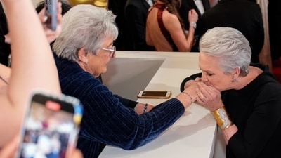 Jamie Lee Curtis kissed the hand of one fan at the 96th Academy Awards. (AP) Jamie Lee Curtis kissed the hand of one fan at the 96th Academy Awards. (AP)